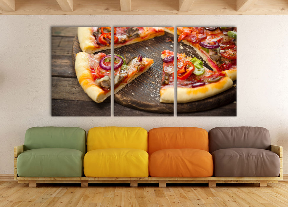 Leckere Pizza auf Holztisch, XXL Leinwandbild als 3 Teiler