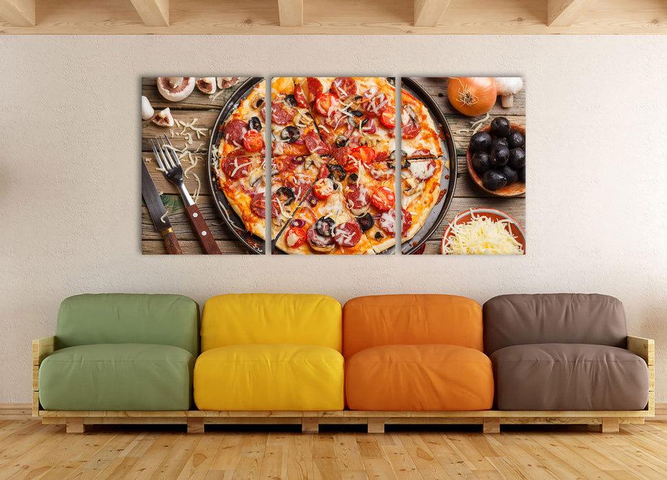 Leckere Pizza auf Holztisch, XXL Leinwandbild als 3 Teiler
